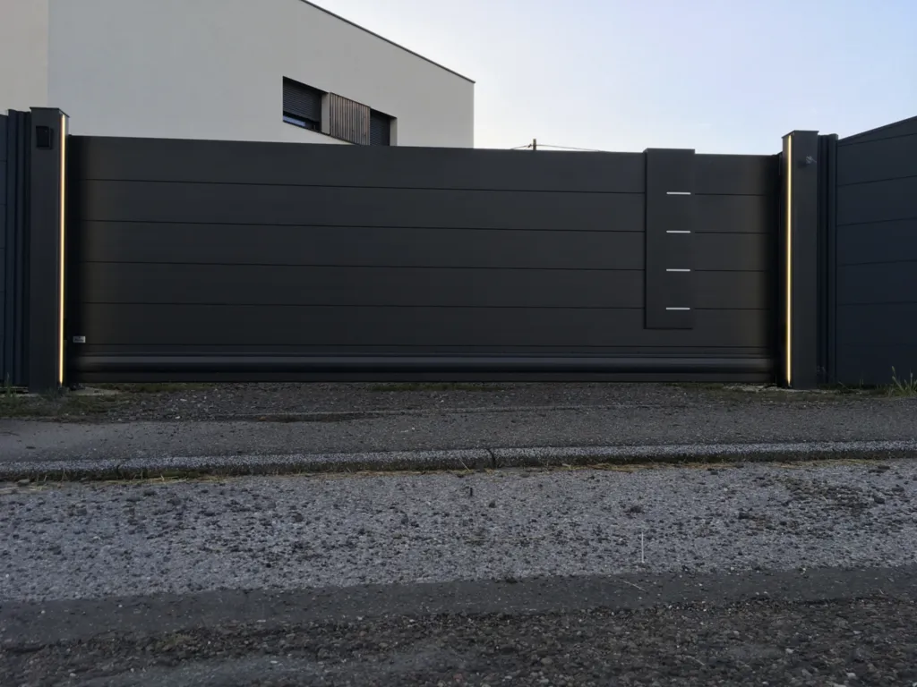 Réalisation d’un portail en alu coulissant autoporté noir sablé de 5m x 1,50m à Lachapelle sous Chaux près de Belfort