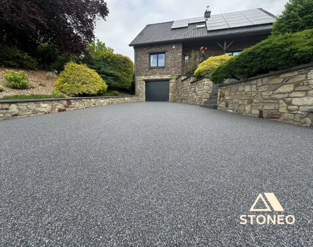 Solutions de moquette de pierres extérieures STONEO: réalisations professionnelles de revêtements carrossables pour allées de garage, accès maison ou places de parking. Conatctez-nous pour évoquer vos projets à Givors, Chasse-sur-Rhône ou Grigny et partou