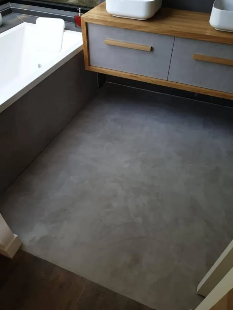 Salle de bain en béton ciré de TERRE DU MONDE