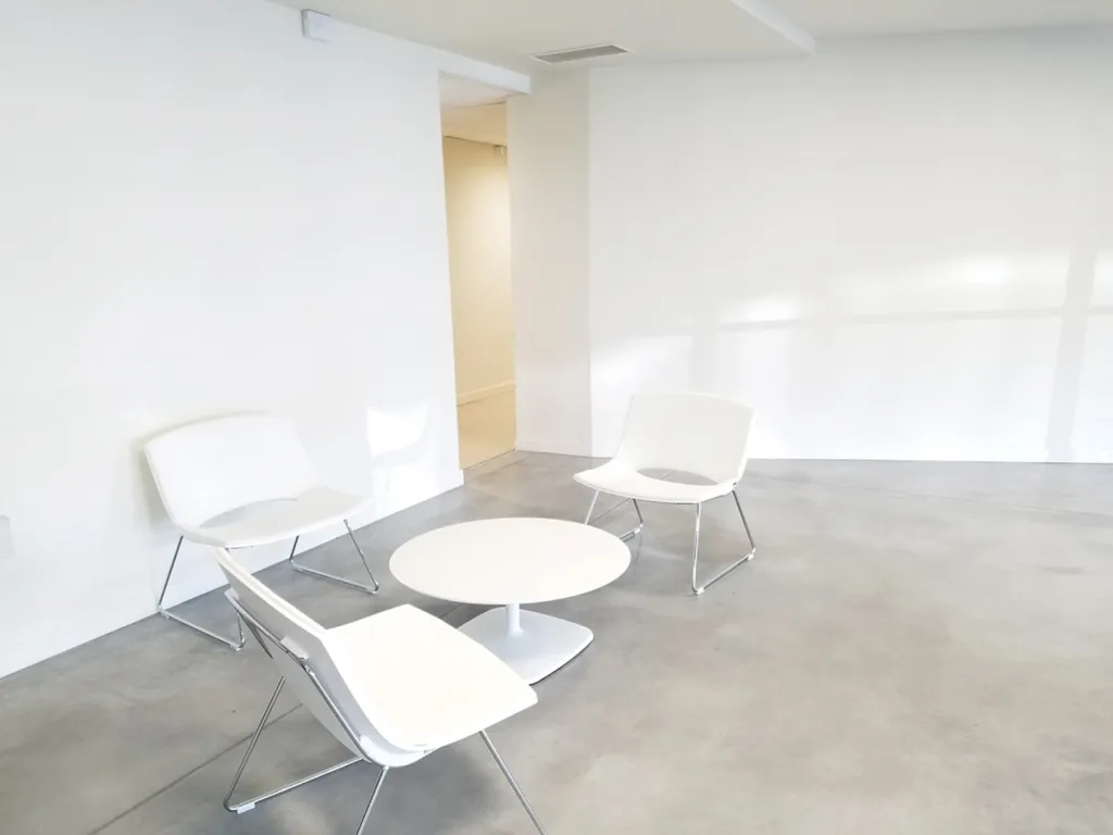 Modernisation des bureaux Bioderma à Aix-en-Provence avec mobilier Vista, dessertes électrifiées et grande table Tonneau pour NAOS