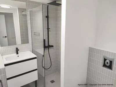 Architecte d'intérieur à Marseille 13009 pour la rénovation et la décoration intérieure : salle d'eau moderne douche italienne wc suspendue carrelage gris