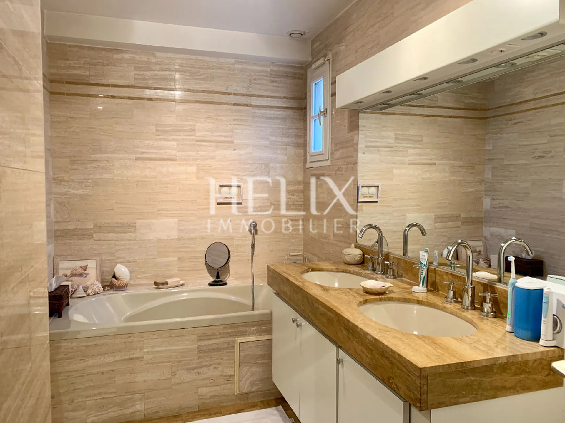 Située à Saint Germain en Laye, à deux pas du Lycée International une maison pleine de charme 7 pièces 4 chambres de 176m2 