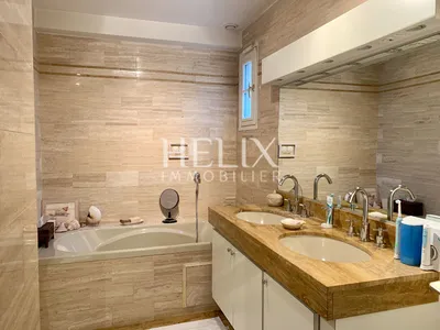 Située à Saint Germain en Laye, à deux pas du Lycée International une maison pleine de charme 7 pièces 4 chambres de 176m2 