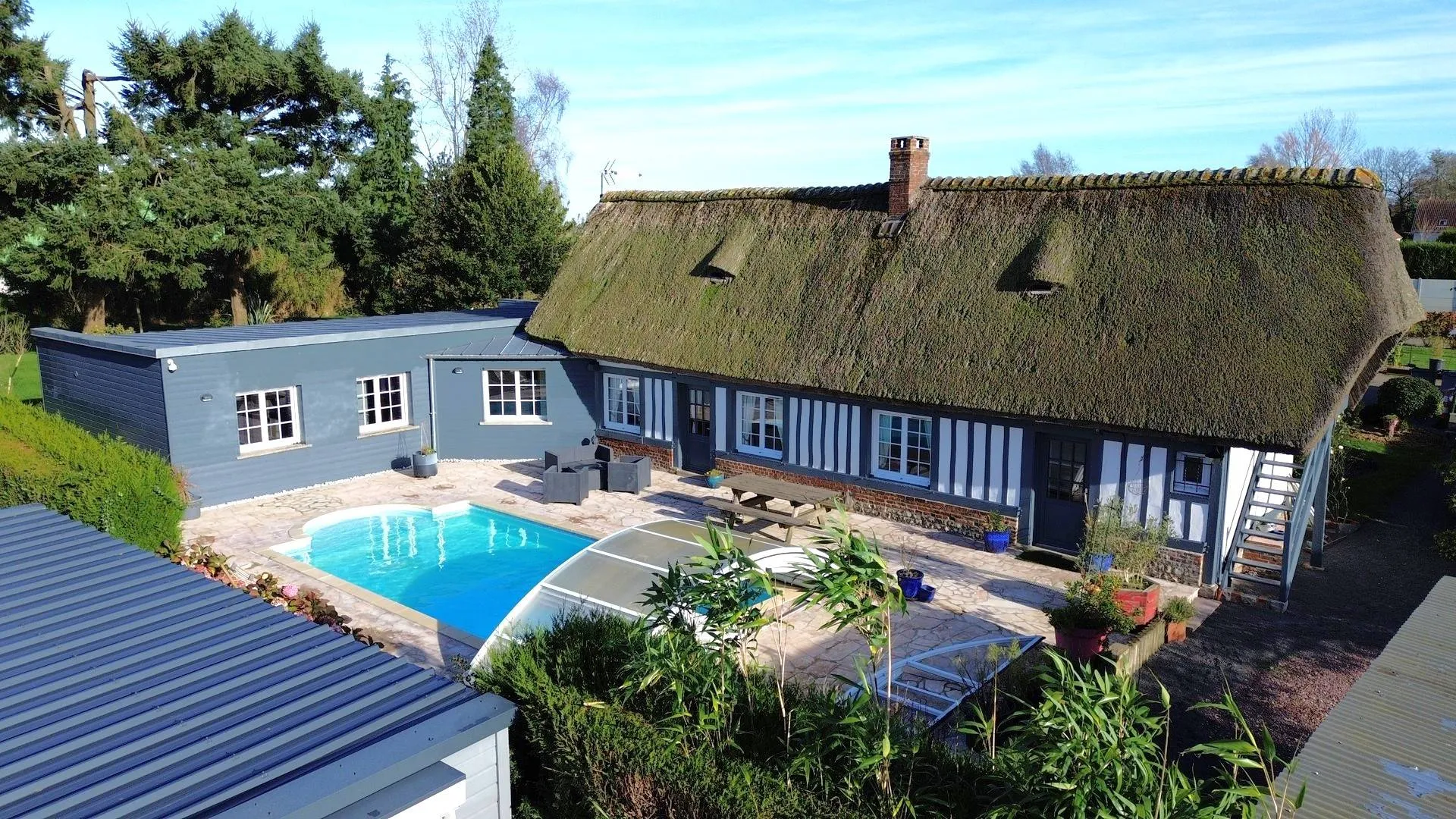 A vendre : Belle longère avec de multiples espaces de vie et une piscine couverte, à seulement 10 minutes d'Offranville.