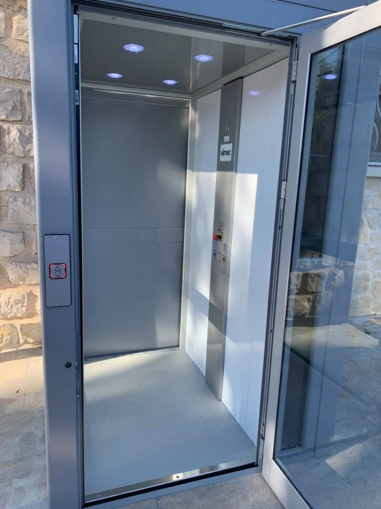 Dimension cabine compatible avec l'utilisation d'un fauteuil roulant pour cet ascenseur de maison extérieur VIMEC autoporteur près de Marseille