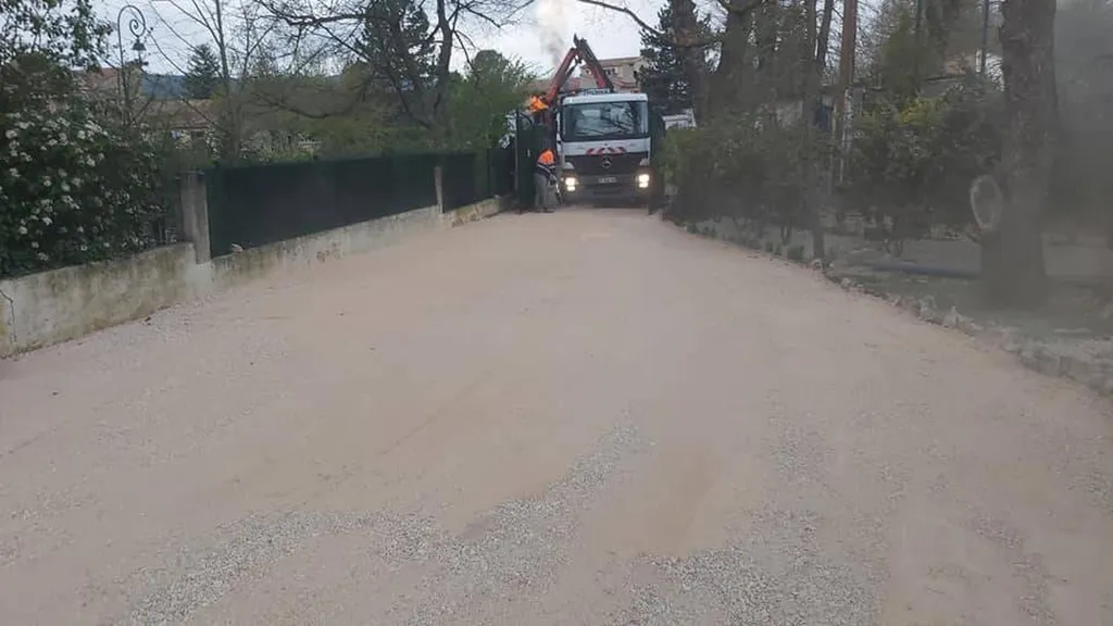 Réalisation d'un gravillonnage bicouche dans une maison à Nans les Pins dans le Var