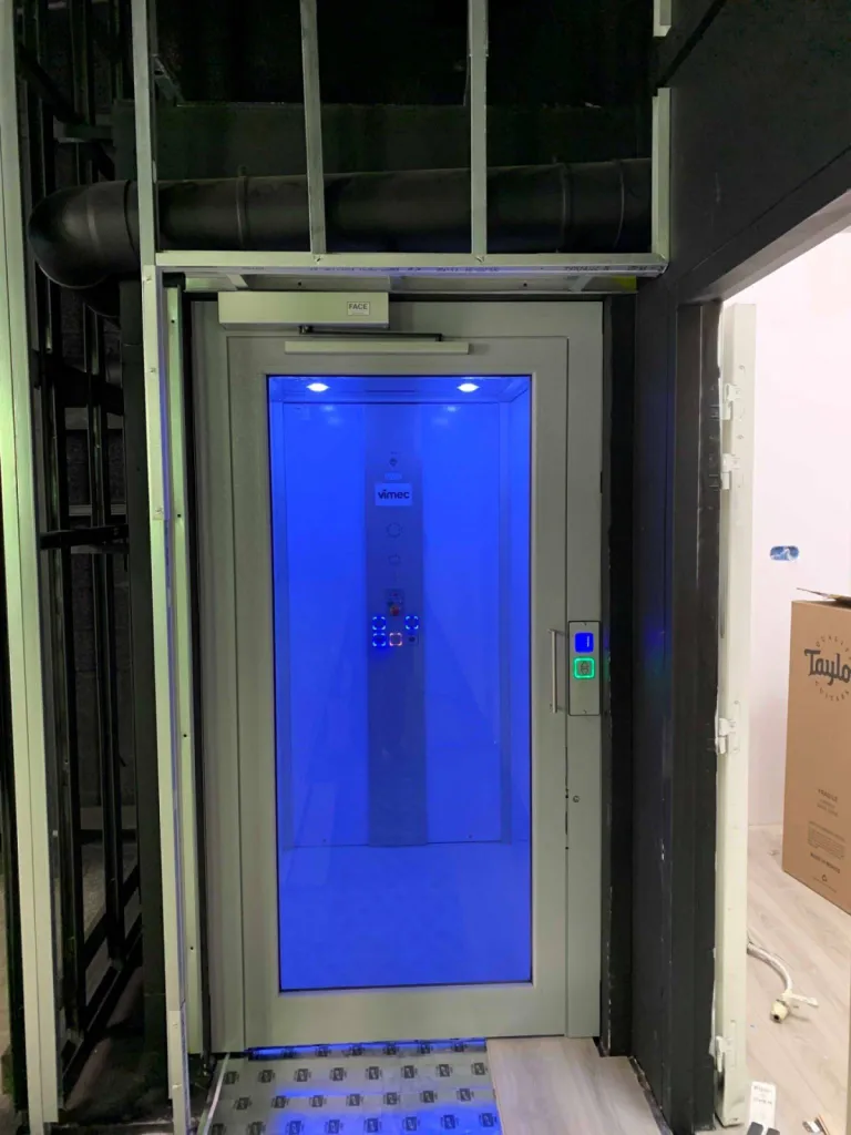 Ascenseur PMR VIMEC E10 électrique à Marseille dans centre commercial, en cours d'installation