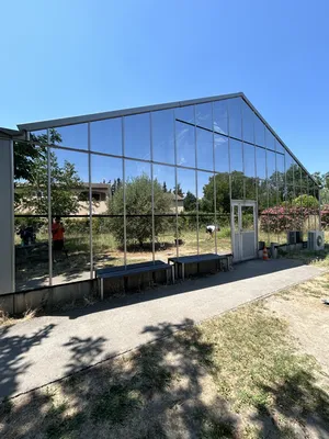Pose de films anti chaleur et sécurité après pose de vitres miroiterie sur caserne de gendarmerie Peyrolles en Provence