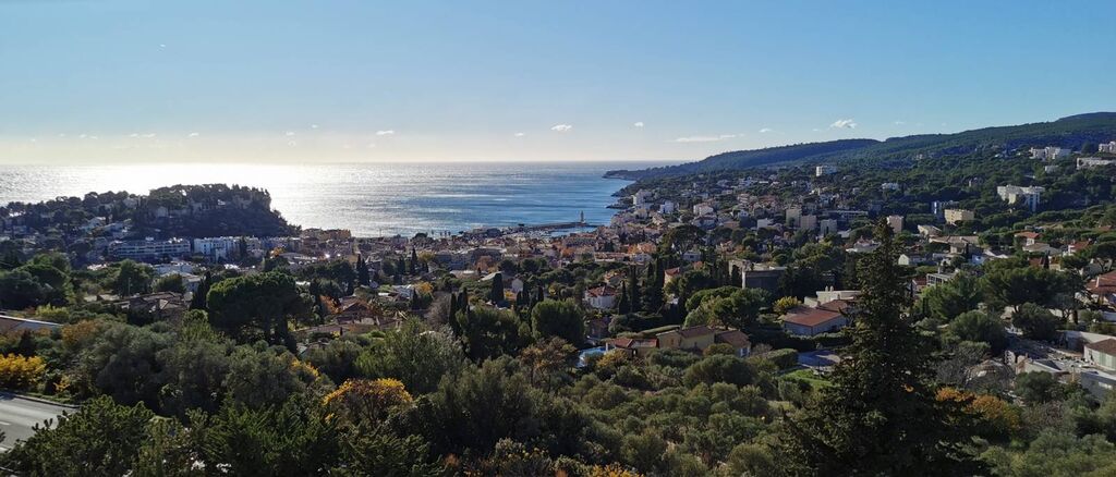 Appartement T2 Cassis  ouvrant sur terrasse vue mer dans résidence de standing avec piscine
