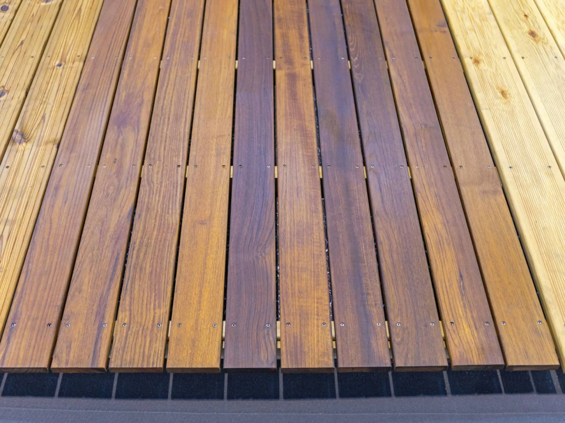 Entretien d'une terrasse en bois pour une maison à Caqueiranne dans le Var