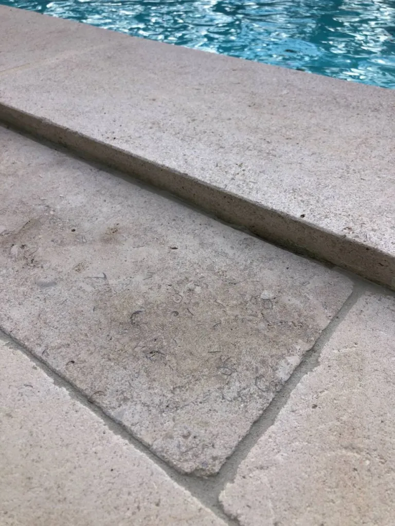 Margelle et dallage en extérieur et plage de piscine pierre de Dordogne et toutes pierres naturelles, proche Montpellier et Avignon