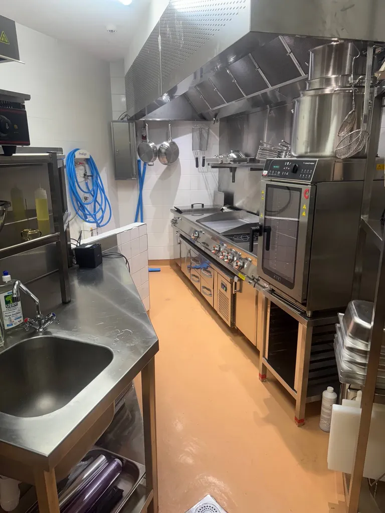 Hôtel Amistà – Marseille | Bar sur-mesure, plonge équipée et cuisine professionnelle (Lotus & Convotherm