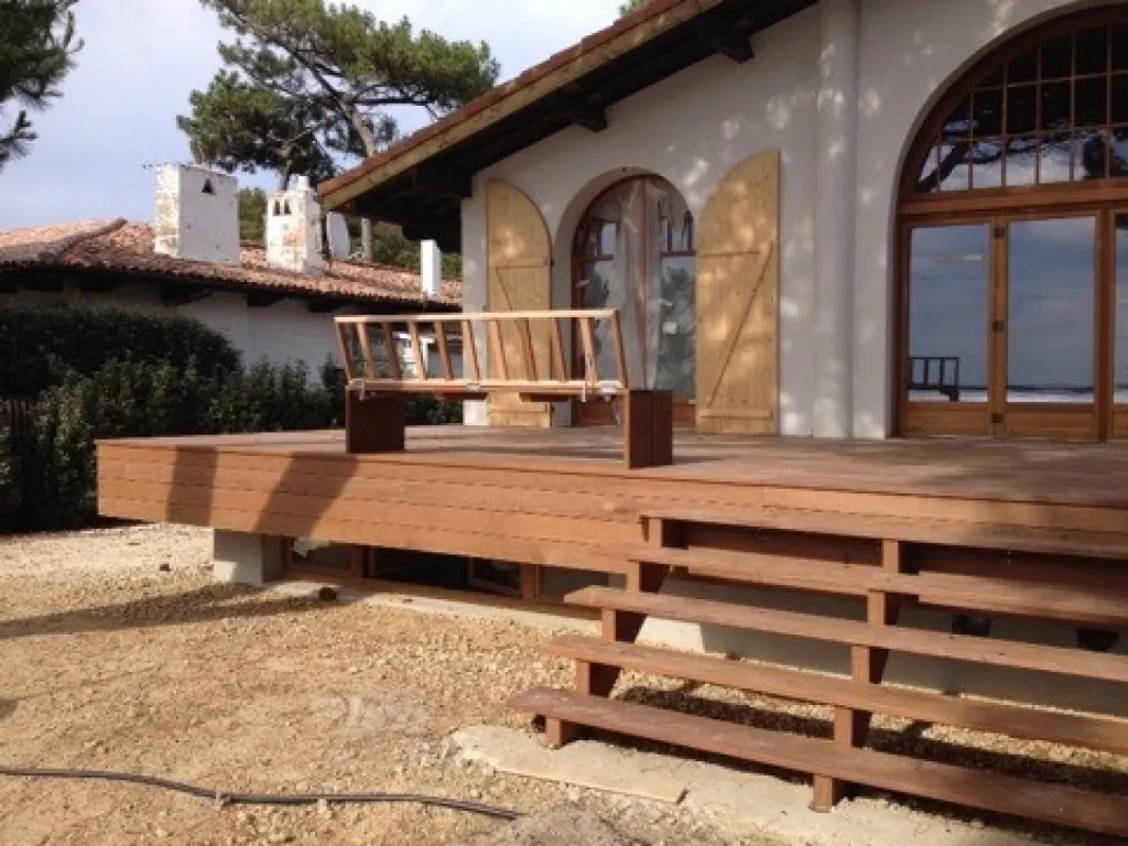 Réalisation d'un escalier en bois et en acier sur-mesure à Bordeaux, ainsi qu'un agencement sous l'escalier à la teste de buch
