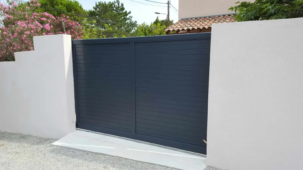 Portail aluminium gris anthracite sur Sausset les Pins