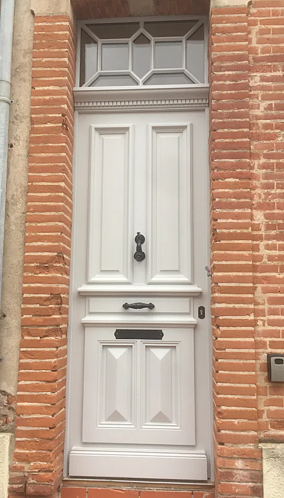 Porte d'entrée sur mesure : fabrication artisanale bois et aluminium par un menuisier intervenant en Occitanie