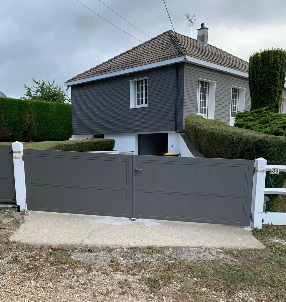 Installation d'Ensembles de Fermeture Extérieure sur Mesure : Portails, Portillons et Clôtures Coordonnés en Aluminium pour Projets Résidentiels à Bernay dans l’Eure 27