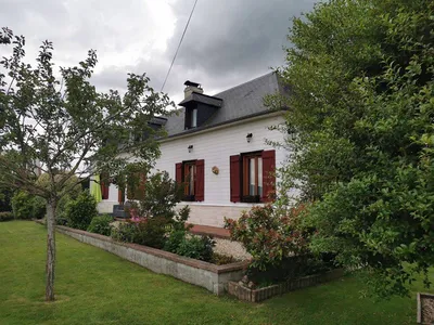 A acquérir confortable Maison d'env. 145 m² avec dépendances normandes et beau jardin planté de 2 958 m², dans la région de Pont-Audemer 27500