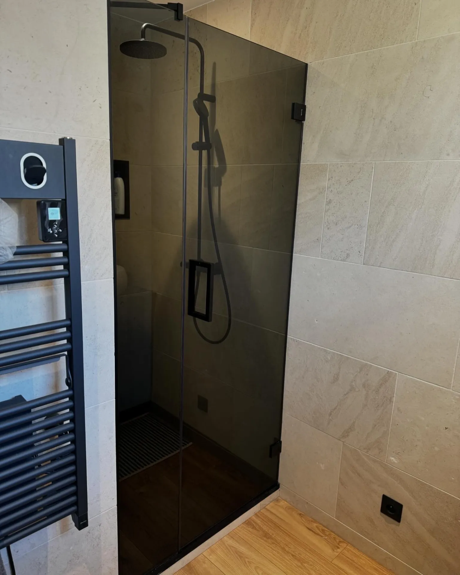 Installation d’un pare-douche en verre 8mm gris trempé sécurit à Toussieu près de Lyon