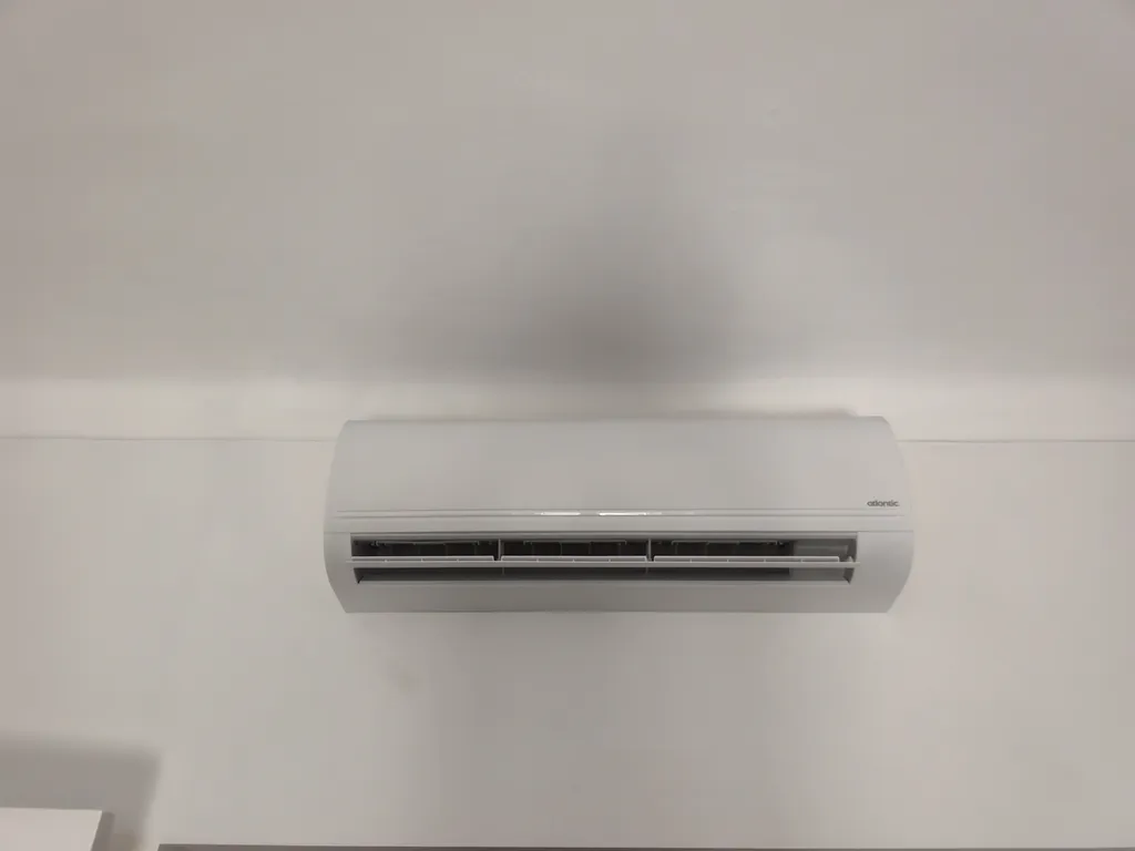 installation d'un système de climatisation réversible bi split Atlantic 