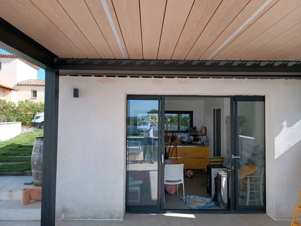 Installation d une pergola bioclimatique chez un particulier