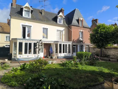 VENTE - PONT-AUDEMER (27500), CENTRE-VILLE, MAISON BOURGEOISE AVEC JARDIN DE 835 M² ET DEPENDANCE.