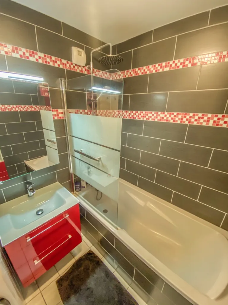 salle de bains avec grande baignoire 