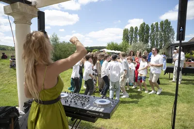 Organisez une Bar Mitzvah dans un domaine avec piscine avec une planification sur-mesure, élégante, festive et parfaitement réussie en Ile-de-France