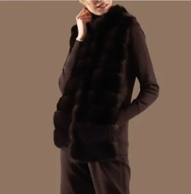 Un gilet en fourrure, un pull en cachemire, un pantalon de jogging, un look confortable et décontracté.