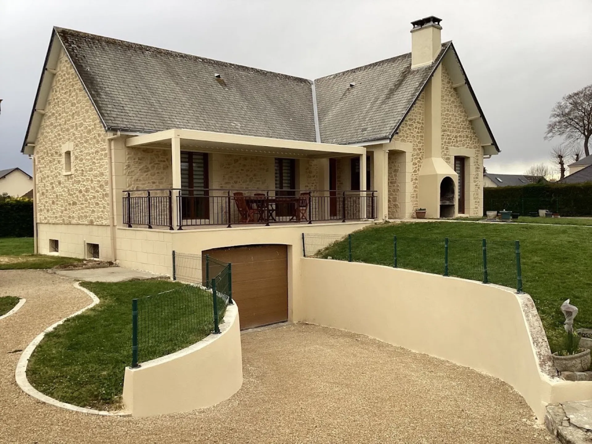 Ravalement enduit projeté à la chaux aérienne à la machine Le Havre 76. finition aspect pierre