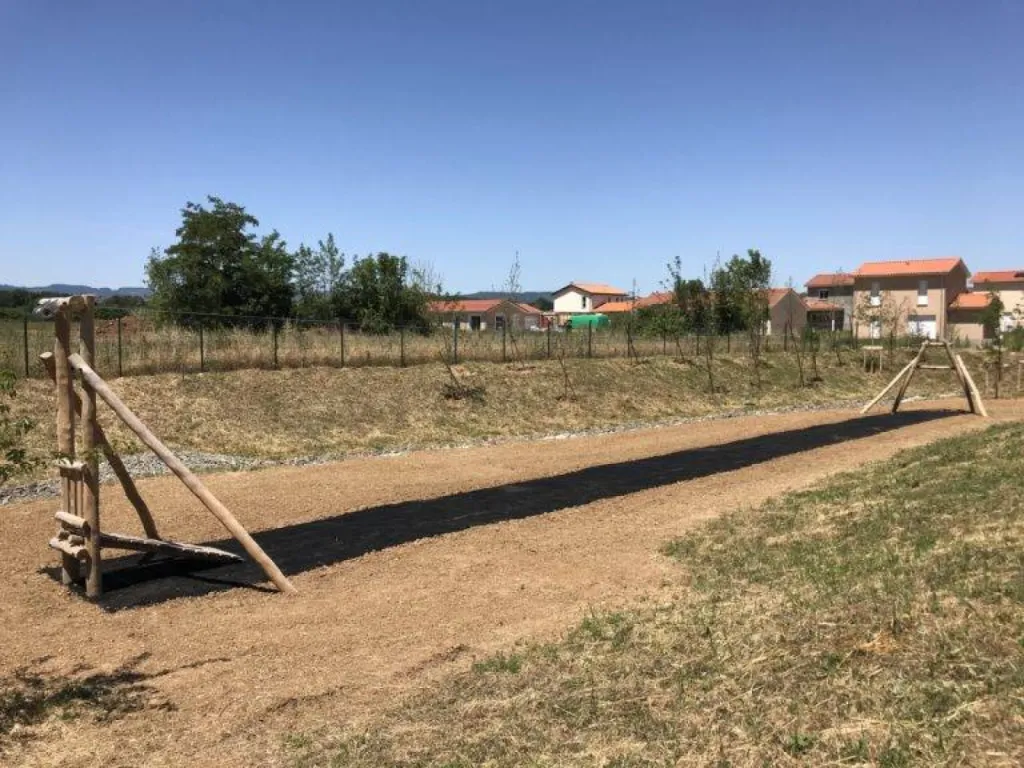 Réalisation de jeux d'enfants en robinier avec sol souple amortissant à Arnas proche de Villefranche sur Saône Rhône 69