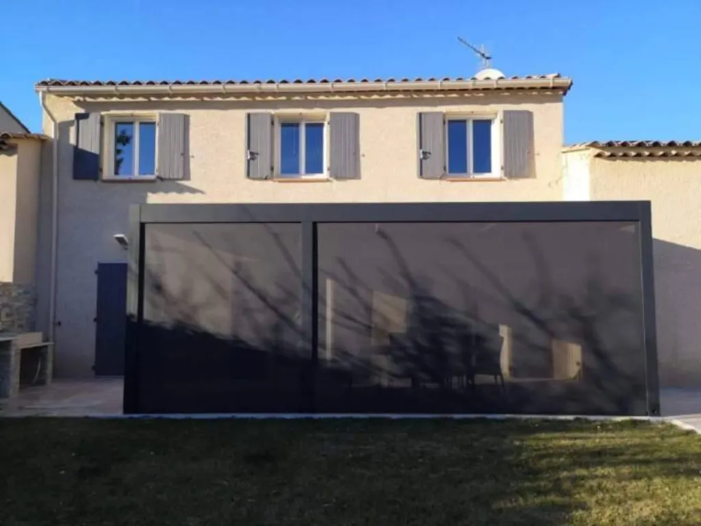 installation store vertical sur mesure pour pergola bioclimatique à lames orientables aix en provence