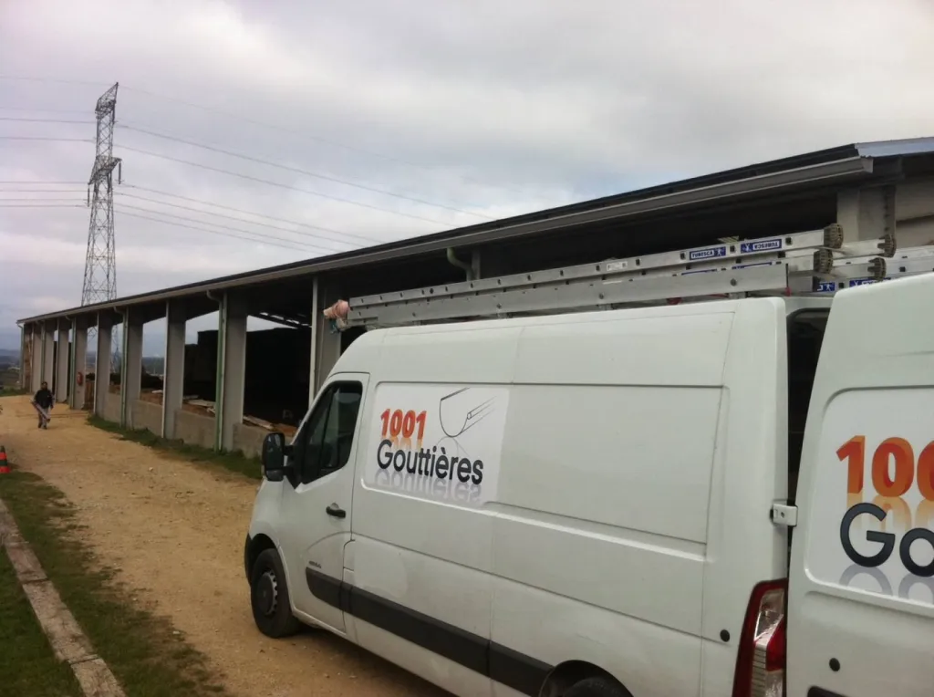 Fabrication et installation de gouttières aluminium G380 couleur gris métal sur un batiment industriel à Valence (Drôme)