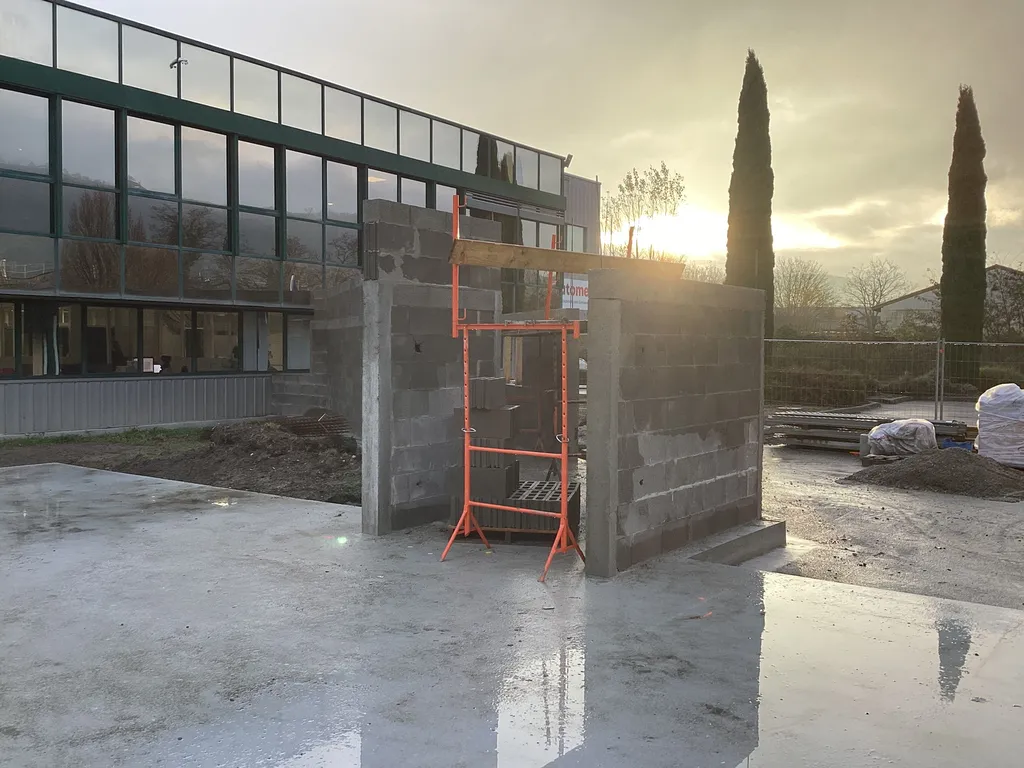 Création d’un radier et fondations spéciales pour bâtiments modulaires sur sol instable – Saint-Vallier (26)