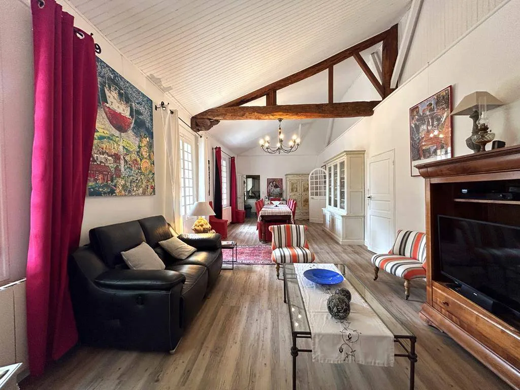 Mormoiron - Domaine viticole, oléicole, 3 gites avec piscine au pied du Mont-Ventoux.