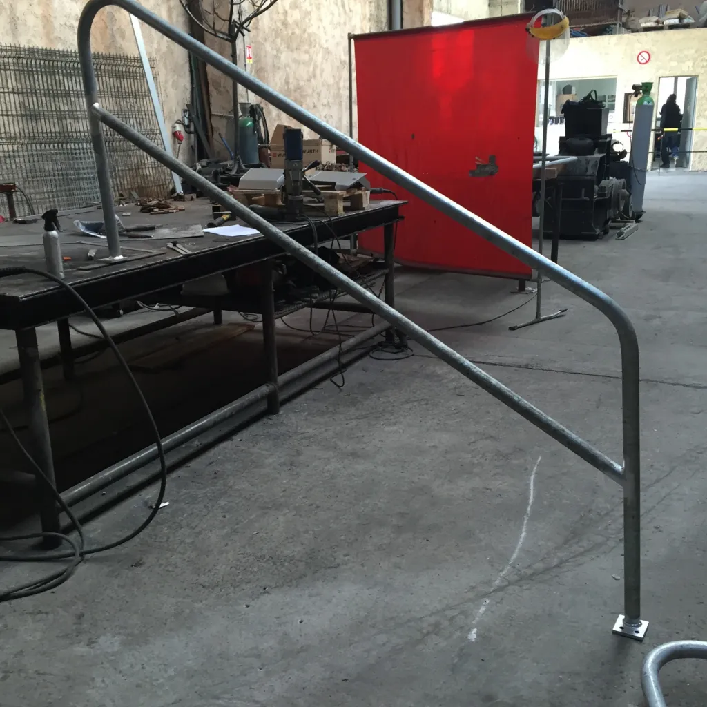 FABRICATION GARDE CORPS INDUSTRIELS GALVANISES AVEC PLATINES POUR FIXATION AU SOL A MARTIGUES PACA 