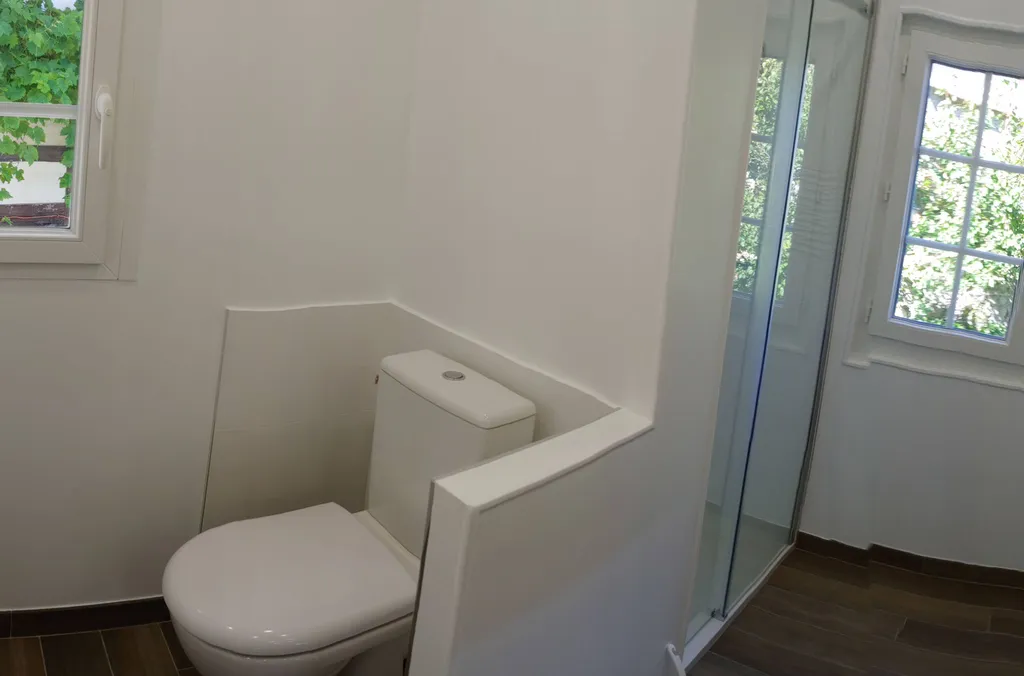 Coin WC avec petite cloison séparatrice