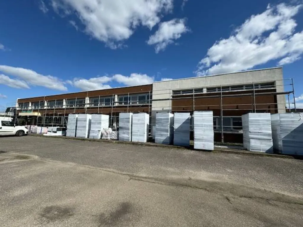 Pose de menuiseries aluminium avec stores toile intérieurs + porte d'accès dans un bâtiment industriel à Vaulx-en-Velin près de Lyon