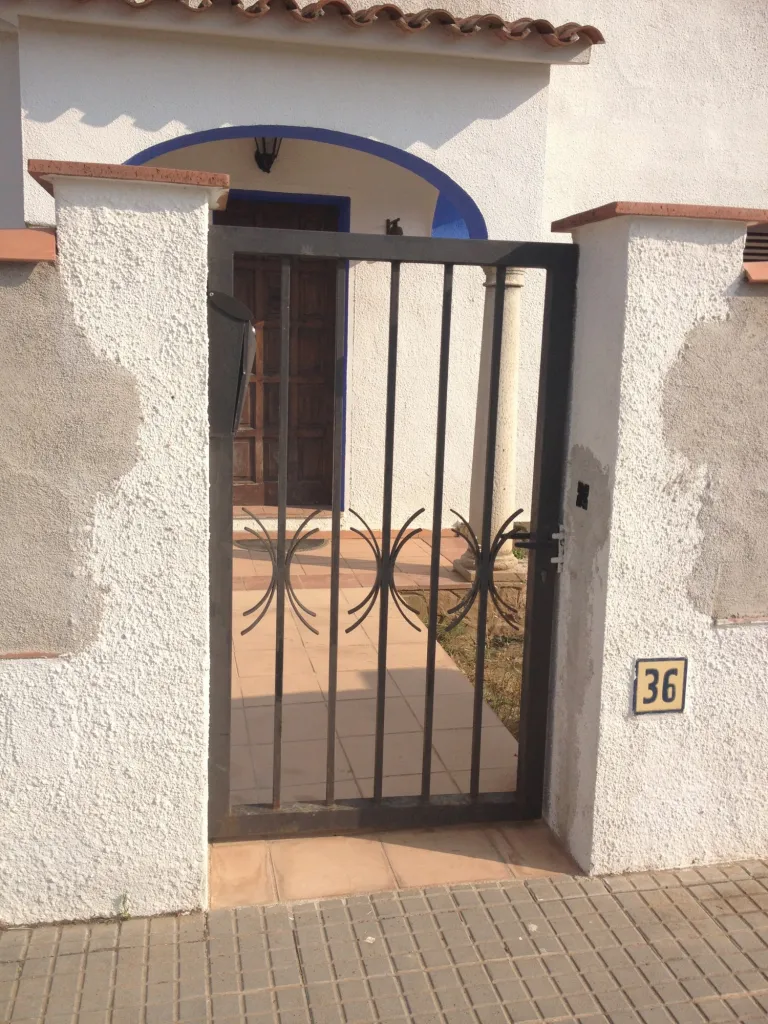 FABRICATION POSE PORTE SUR MESURE EN FER FORGE METALLIQUE FOS SUR MER