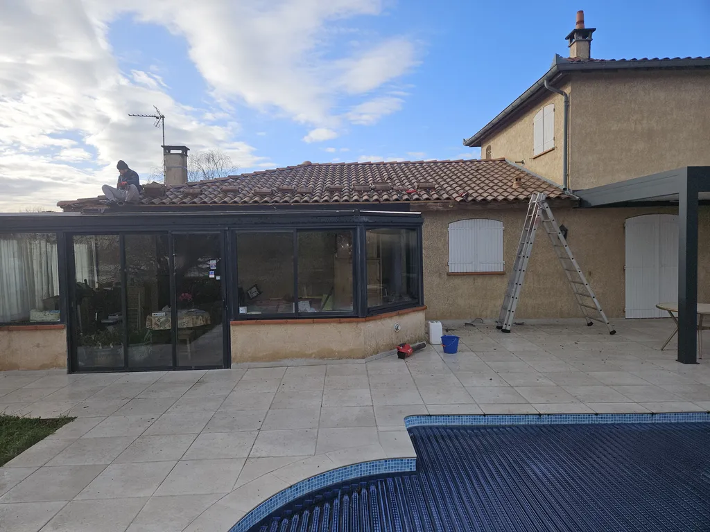 Installer une gouttière en zinc à Beaume-de-Venise pour une évacuation durable des eaux pluviales