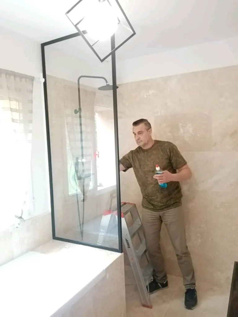 Pose et fabrication d'un Pare douche sur mesure à Pelissanne