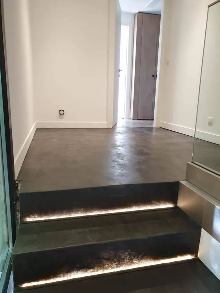 ESCALIER EN BETON CIRE DE TERRE DU MONDE AVEC LED 