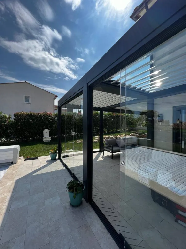 Installation de rideaux de verres sur une pergola bioclimatique à Mougins