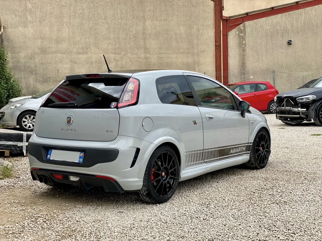 Réparation carrosserie FIAT Punto Abarth proche d’Aubagne et de Marseille 

