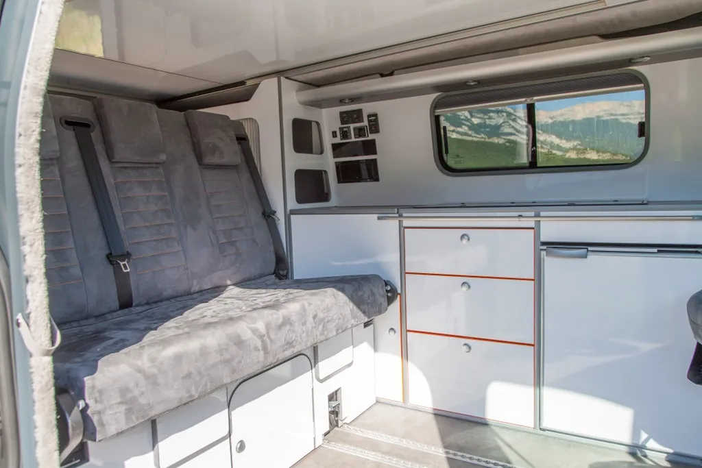 Aménagement intérieur sur-mesure Ford Transit Custom L2H1 Sport avec mobilier blanc laqué et chants orange à Annecy en Haute-Savoie