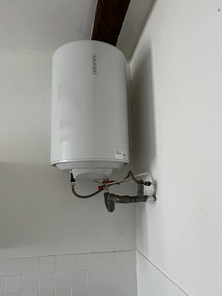 Remplacement et installation de chauffe-eau Atlantic vertical compact avec robinetterie cuivre apparente à Marseille et ses alentours