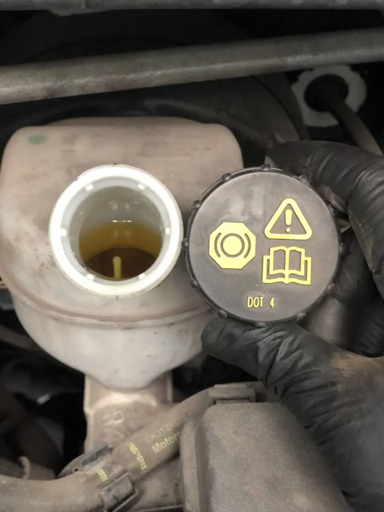 Le contrôleur vérifie l'état et le niveau de votre liquide de frein pendant le contrôle technique chez Autosur Martigues