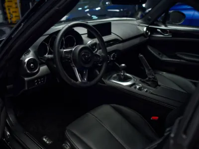 Une pose précise du film de protection PPF XPEL sur cette Mazda MX-5 permet de conserver son design d’origine sans compromis esthétique.