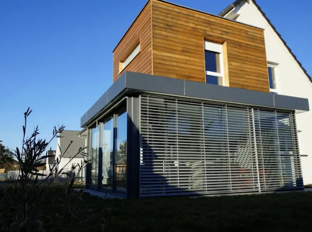 Pose d'une extension et surélévation en ossature bois à Annecy : confiez votre projet à nos charpentiers experts 
