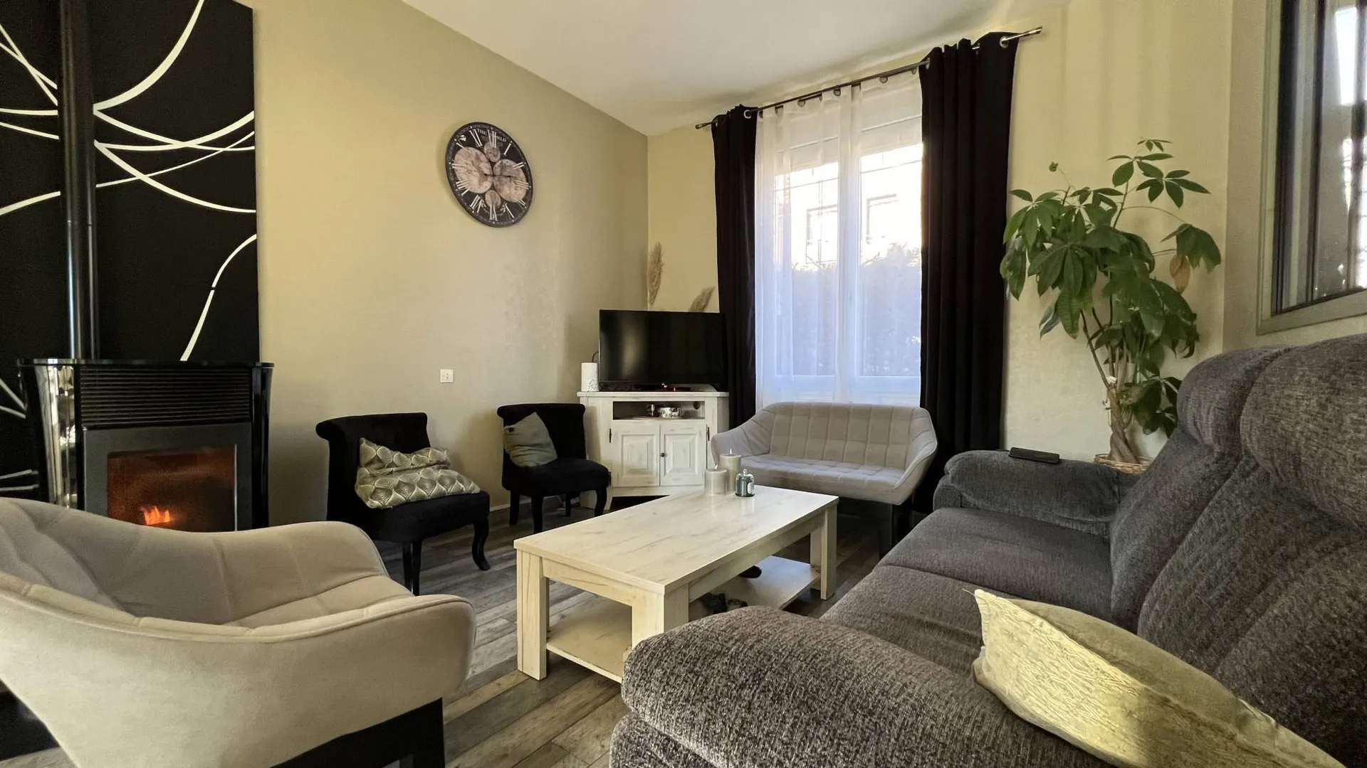 A vendre Maison de ville 120m², 5 chambres, bureau, garage, terrasse 18m², terrain arboré 260m² et sous-sol 45m², située au cœur de Eu 76260.