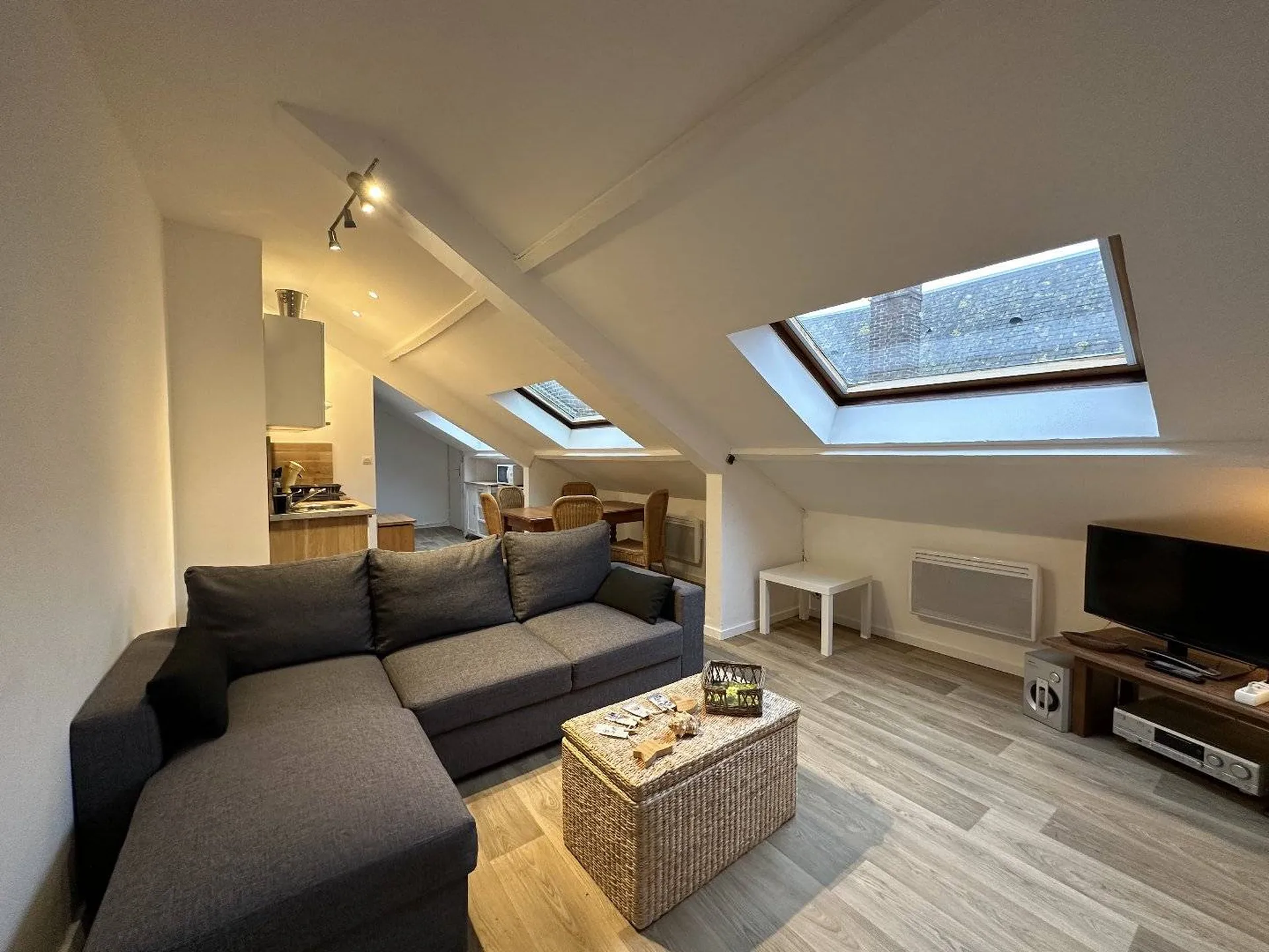 A vendre appartement/studio type F1 en centre ville de Dieppe proche de la plage et du port.